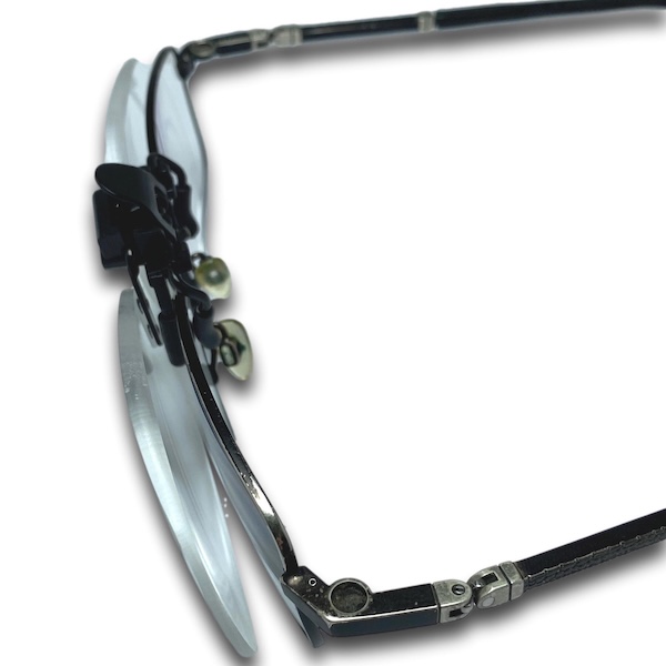 Clip lunette loupe en position basse pour lecture