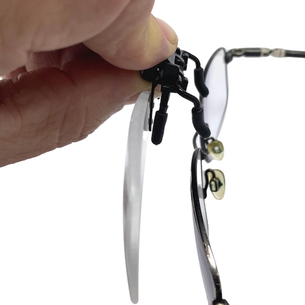 Montage du clip lunette loupe sur lunettes de vue