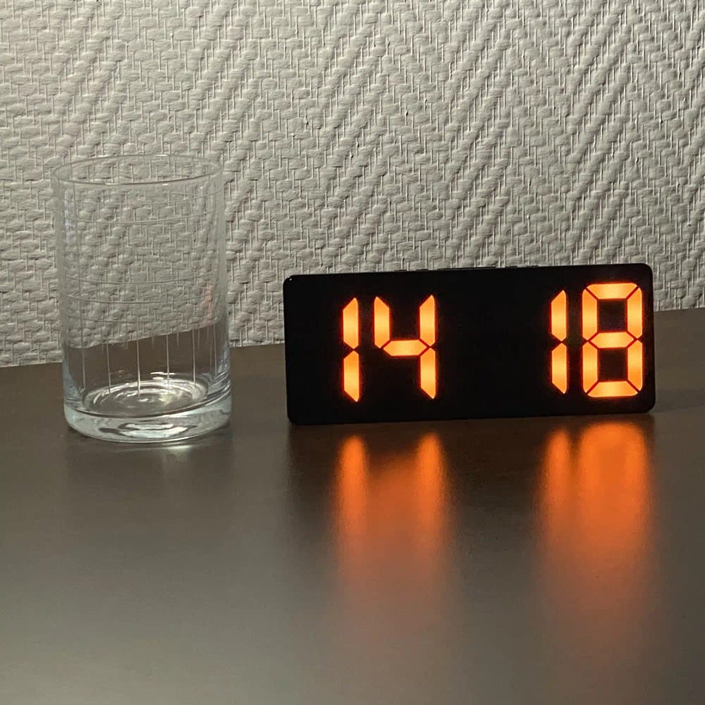 Horloge FRIDA avec gros chiffres orange, basse vision, DMLA