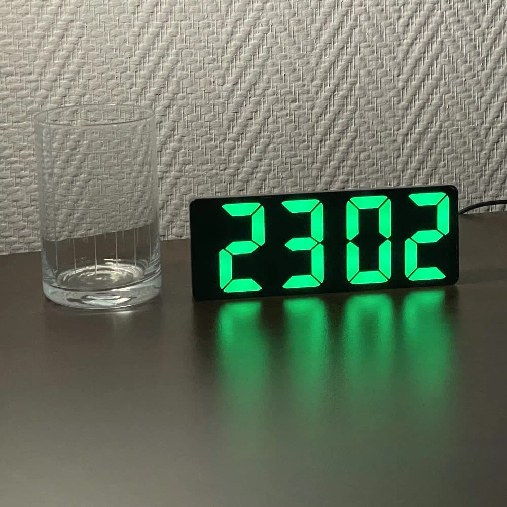 Horloge FRIDA, gros caractères verts pour basse vision