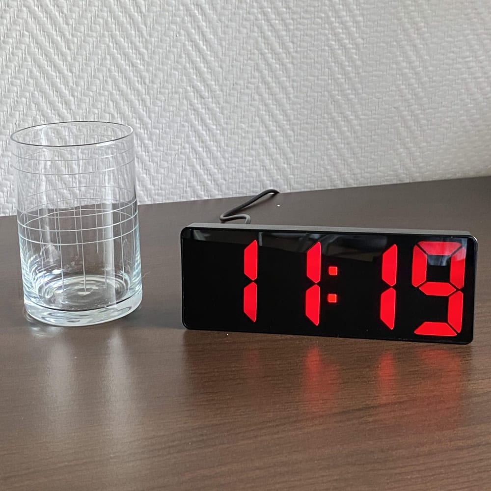 Horloge FRIDA avec gros chiffres rouges, basse vision, DMLA