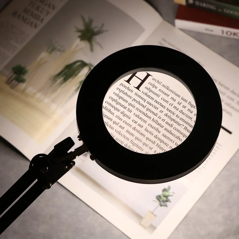 Lampe loupe Astrid en utilisation pour la lecture