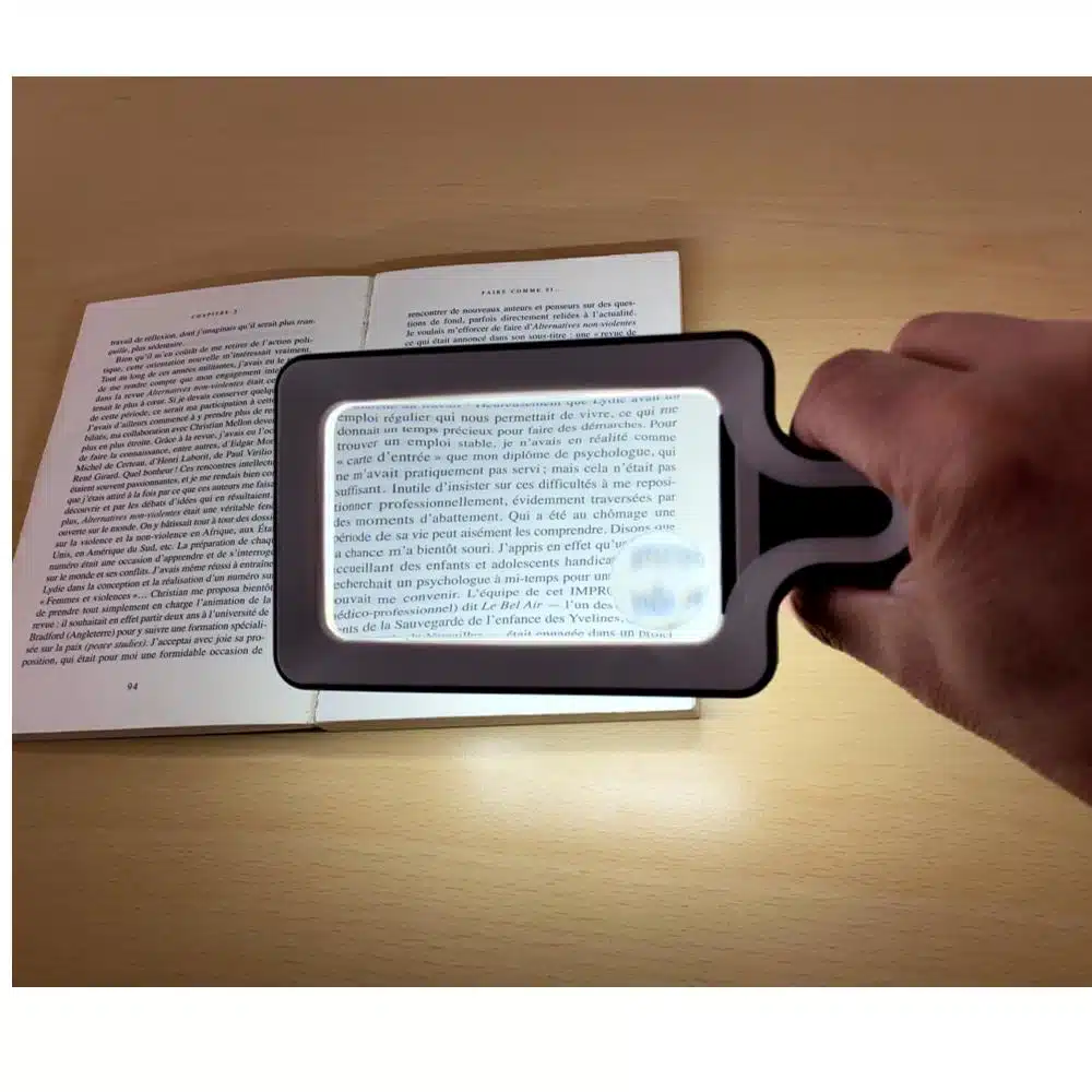 La loupe à main de lecture NORA, pour malvoyants léger, DMLA, glaucome.